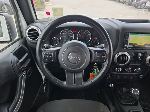 Used 2017 Jeep Wrangler Unlimited Rubicon w/ Connectivity Group AWD/4WD image 15