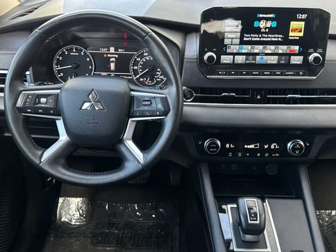 Used 2024 Mitsubishi Outlander SE image 13
