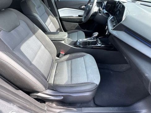 Used 2025 Chevrolet Trax LT FWD image 14