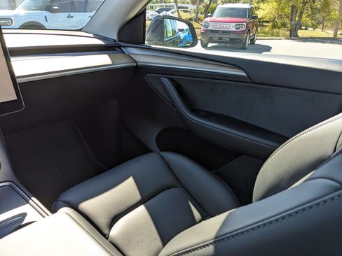 Used 2023 Tesla Model Y Long Range image 18