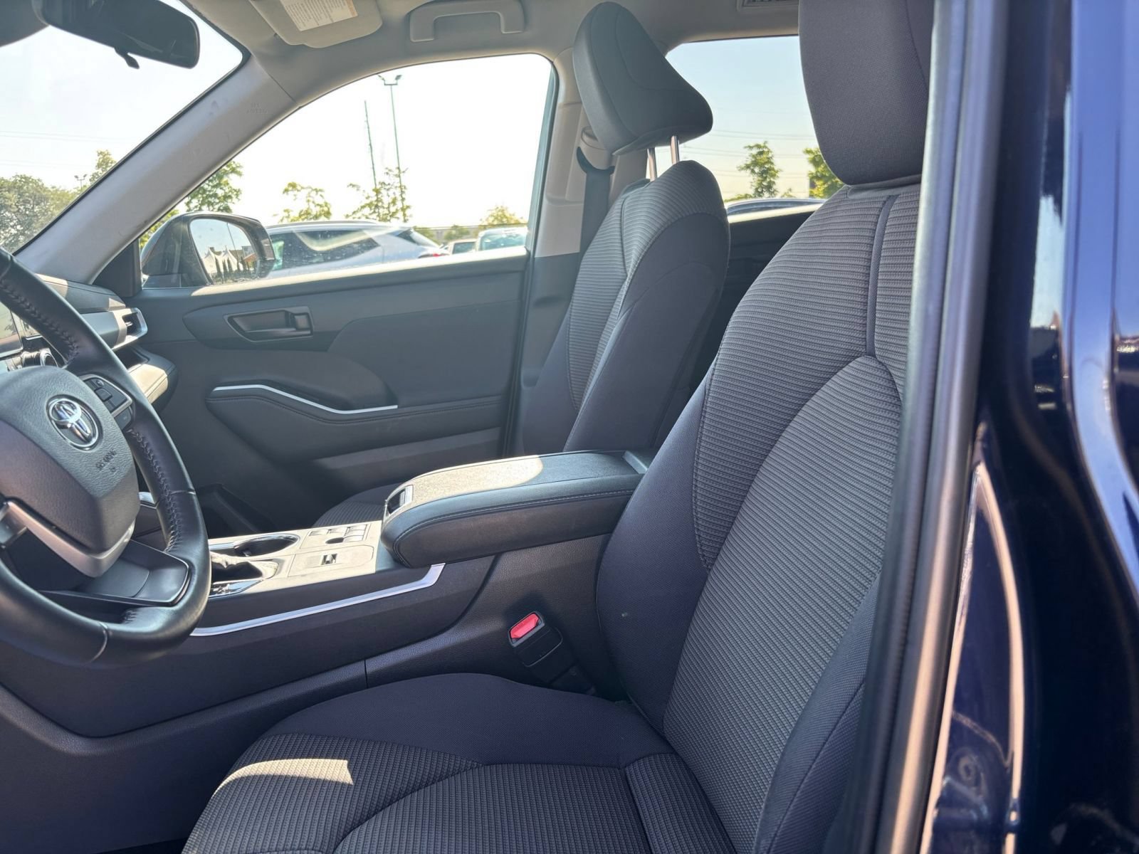 Used 2025 Toyota Highlander LE FWD image 27