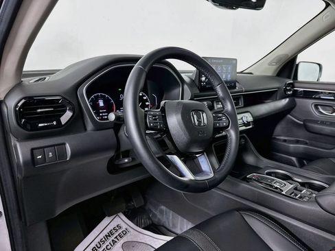 Used 2025 Honda Pilot Touring image 10