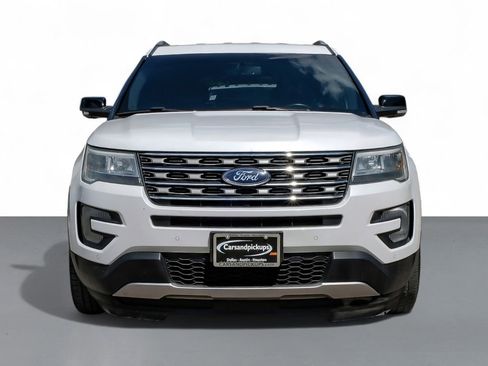 Used 2017 Ford Explorer XLT w/ Equipment Group 202A image 3
