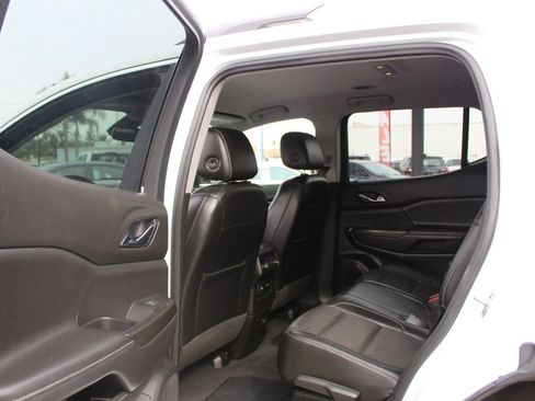 Used 2023 GMC Acadia SLT image 19