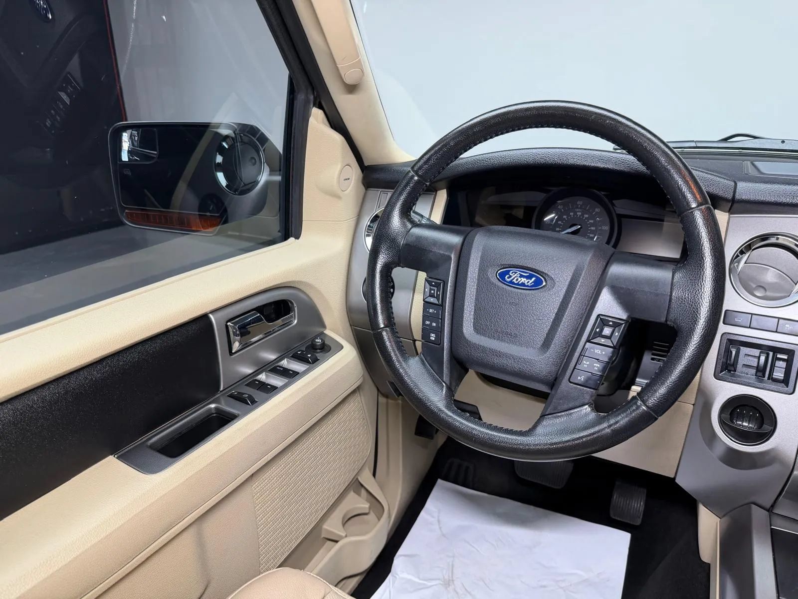 Used 2017 Ford Expedition XLT w/ Equipment Group 202A RWD image 27