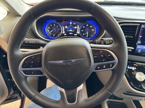 Used 2024 Chrysler Pacifica Touring-L image 19