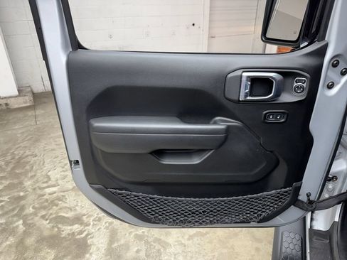 Used 2022 Jeep Wrangler Rubicon w/ Cold Weather Group AWD/4WD image 9