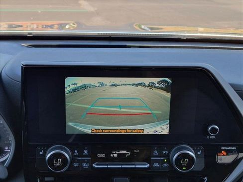 Used 2023 Toyota Highlander XLE FWD image 14