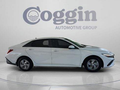 Used 2025 Hyundai Elantra SE FWD image 6