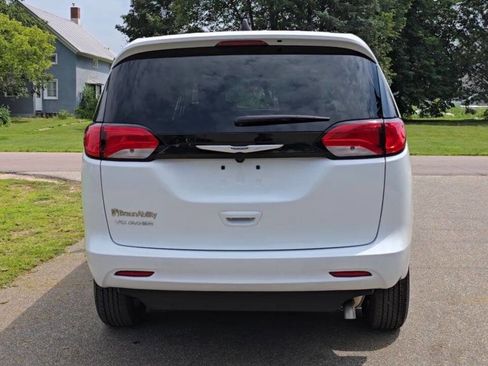 Used 2024 Chrysler Voyager LX image 5