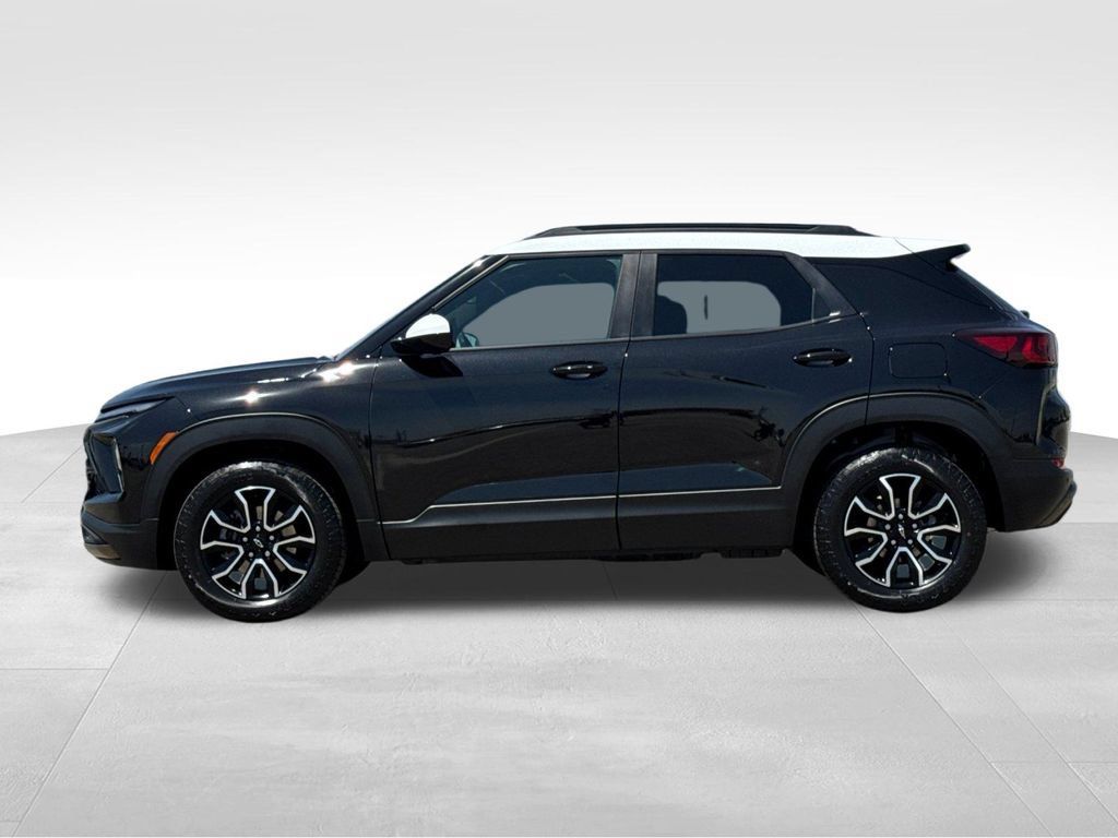 Used 2025 Chevrolet TrailBlazer ACTIV w/ Convenience Package FWD image 2