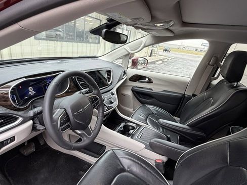 Used 2022 Chrysler Pacifica Limited image 9