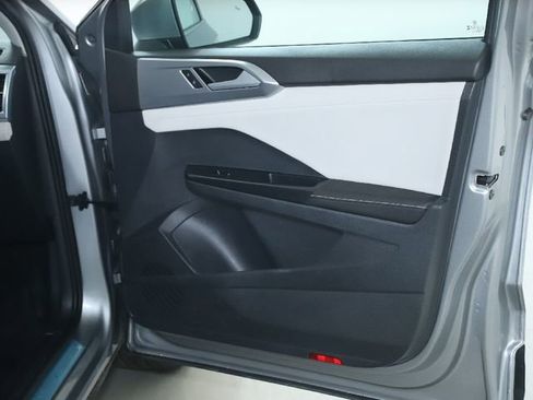 Used 2025 Volkswagen Taos SE image 33