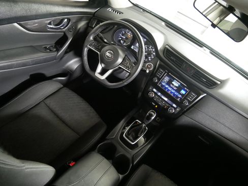 Used 2019 Nissan Rogue SV image 9