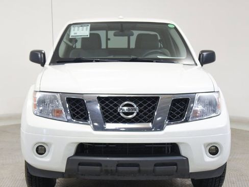 Used 2018 Nissan Frontier SV image 3