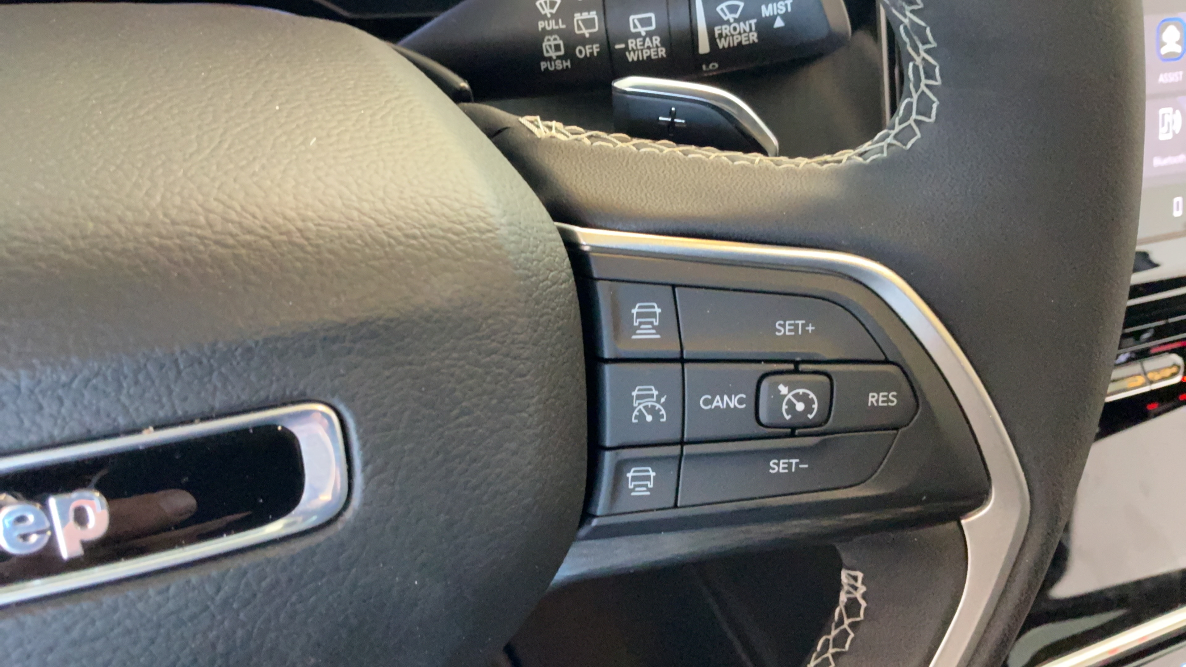 Used 2025 Jeep Grand Cherokee Altitude RWD image 18