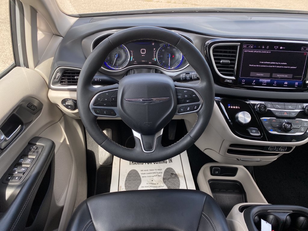 Used 2023 Chrysler Pacifica Touring-L FWD image 14
