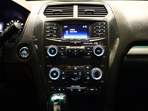 Used 2019 Ford Explorer XLT image 25