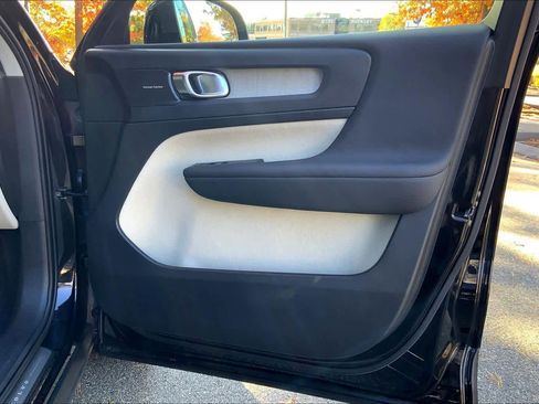 Used 2024 Volvo XC40 B5 Plus w/ Protection Package Premier image 22