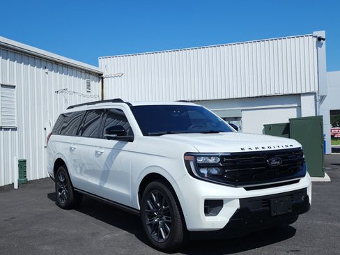 Used 2025 Ford Expedition Max Platinum w/ Stealth Performance Package AWD/4WD image 7