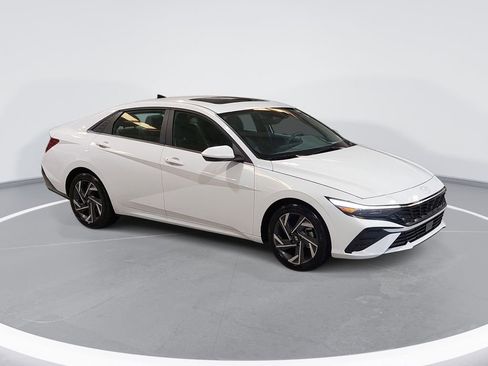 Certified 2025 Hyundai Elantra SEL image 3