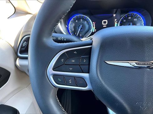 Used 2023 Chrysler Pacifica Touring-L FWD image 15