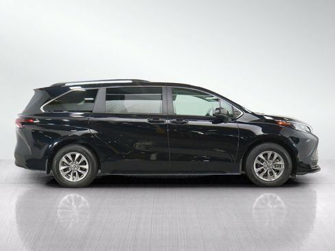 Used 2024 Toyota Sienna LE AWD/4WD image 6