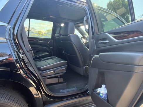 Used 2023 Cadillac Escalade Premium Luxury AWD/4WD image 4