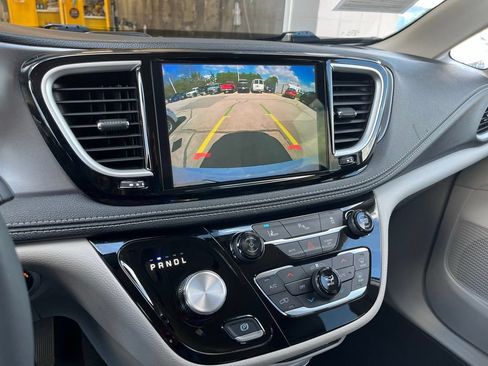 Used 2024 Chrysler Pacifica Limited FWD image 24