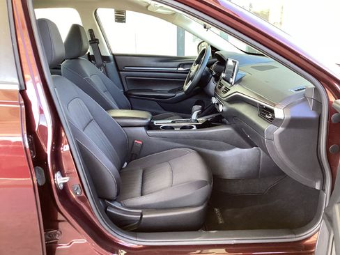 Used 2024 Nissan Altima 2.5 SV FWD image 14