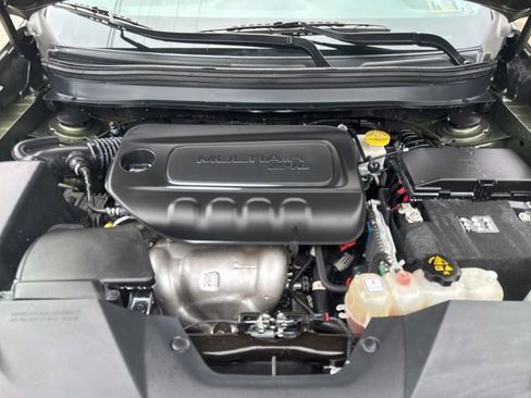 Used 2019 Jeep Cherokee Latitude Plus w/ Cold Weather Group AWD/4WD image 10