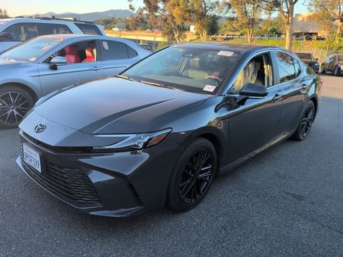 Used 2025 Toyota Camry XLE image 1