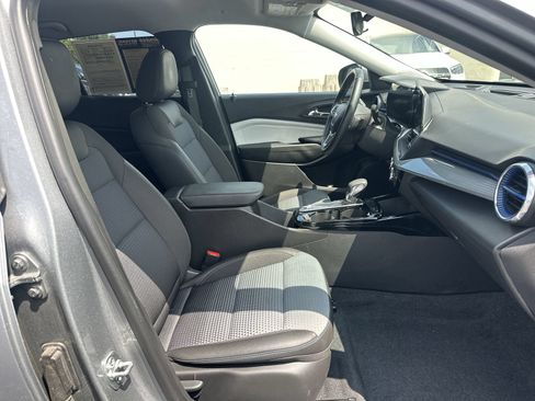 Used 2025 Chevrolet Trax LT w/ LT Convenience Package FWD image 22