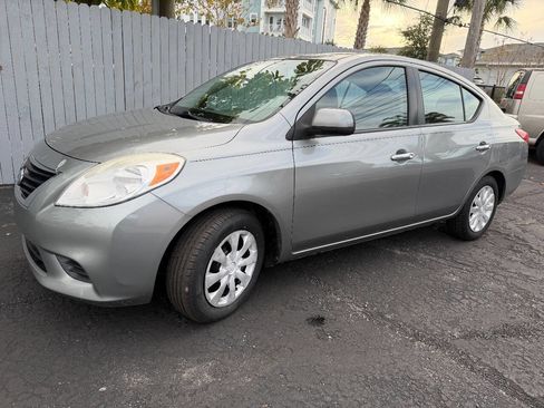 Used 2013 Nissan Versa SV image 3