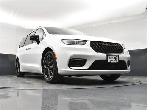 Used 2024 Chrysler Pacifica Limited w/ Uconnect Theater Family Group image 19