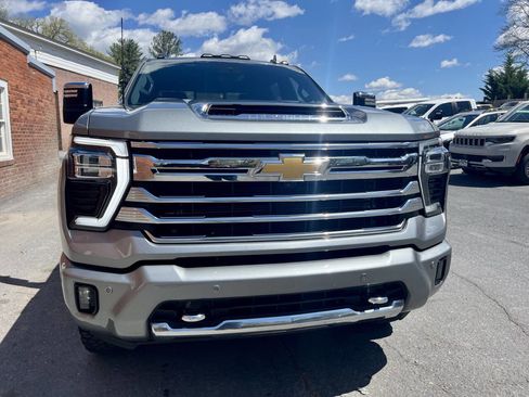 Used 2024 Chevrolet Silverado 2500 High Country w/ High Country Premium Package image 3