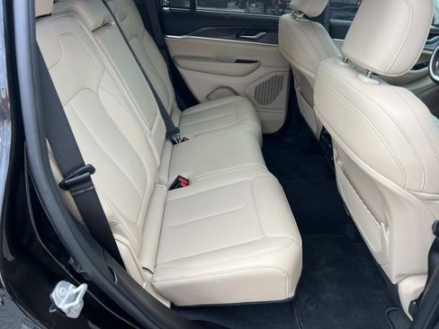 Used 2025 Jeep Grand Cherokee Limited w/ Luxury Tech Group II image 15