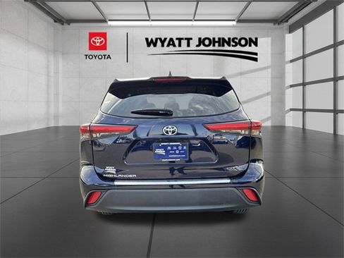 Used 2023 Toyota Highlander L image 4