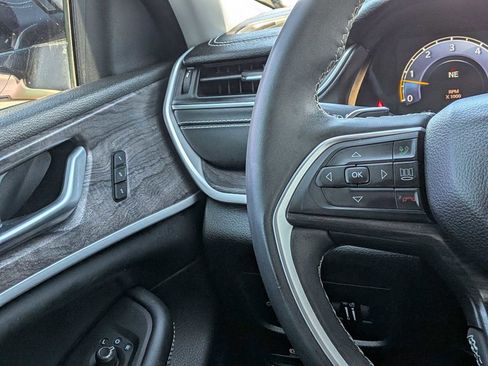 Certified 2023 Jeep Grand Cherokee Limited w/ Black Appearance Package AWD/4WD image 15