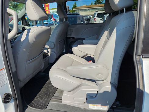Used 2019 Toyota Sienna XLE w/ XLE Navigation Package AWD/4WD image 13