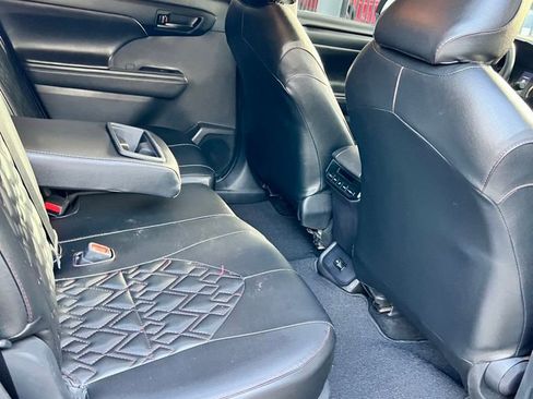 Used 2022 Toyota Highlander LE FWD image 8