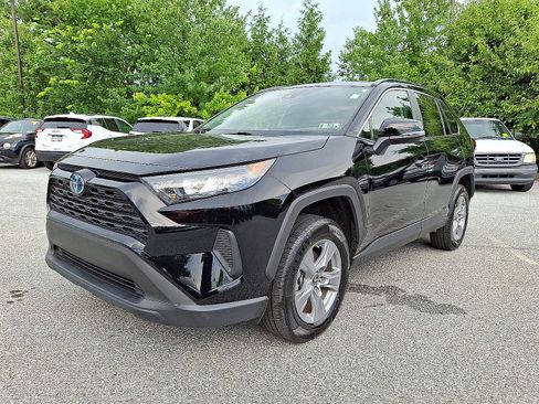 Used 2022 Toyota RAV4 LE image 3
