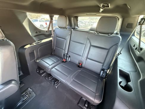Used 2023 Chevrolet Suburban Premier image 21