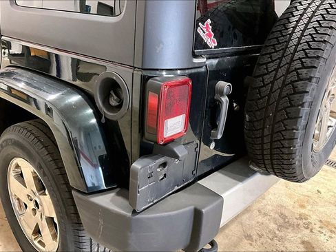 Used 2012 Jeep Wrangler Unlimited Sahara w/ Dual Top Group AWD/4WD image 27