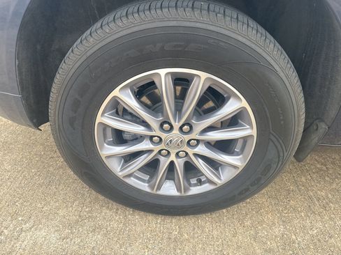 Used 2024 Buick Enclave Essence image 4