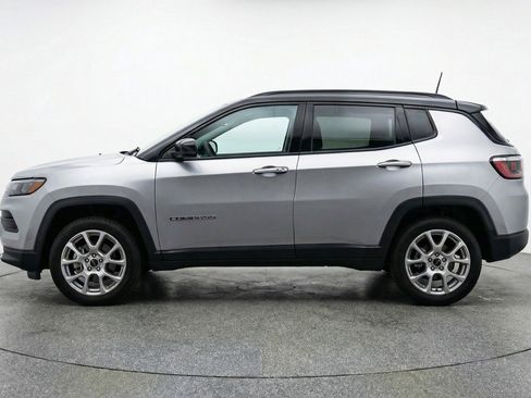 Used 2025 Jeep Compass Limited image 5
