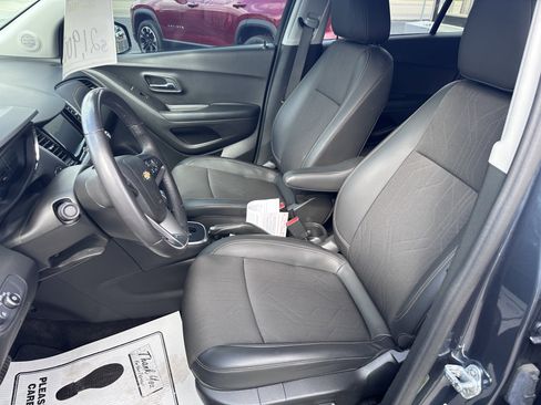 Used 2022 Chevrolet Trax LT w/ LT Convenience Package image 10