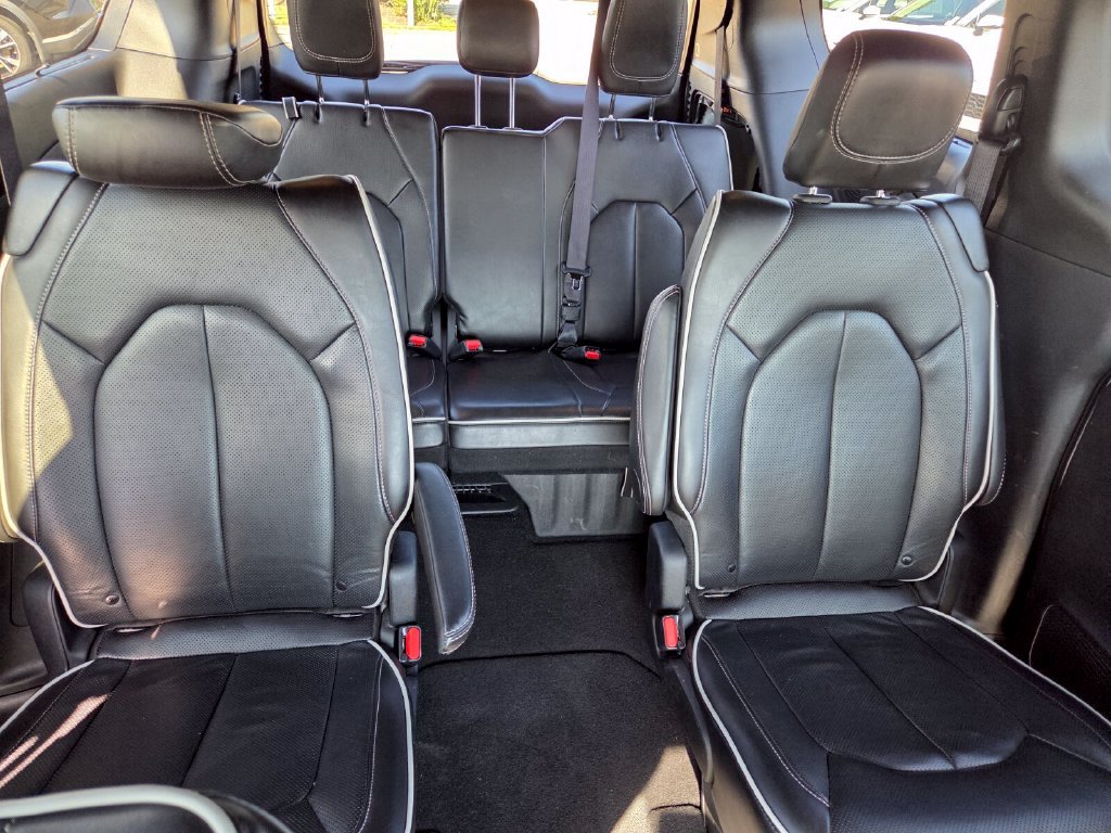 Used 2025 Chrysler Pacifica Limited FWD image 32