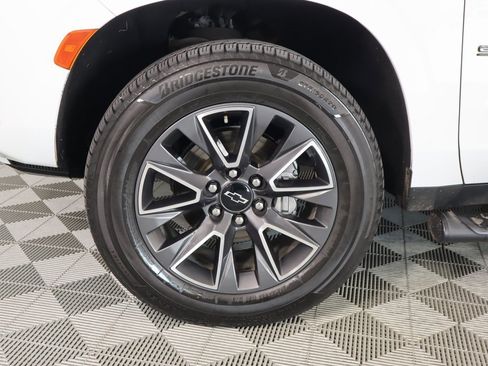 Used 2023 Chevrolet Suburban Z71 w/ Luxury Package image 19