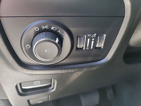 Used 2023 Jeep Grand Cherokee Overland w/ Luxury Tech Group IV RWD image 15